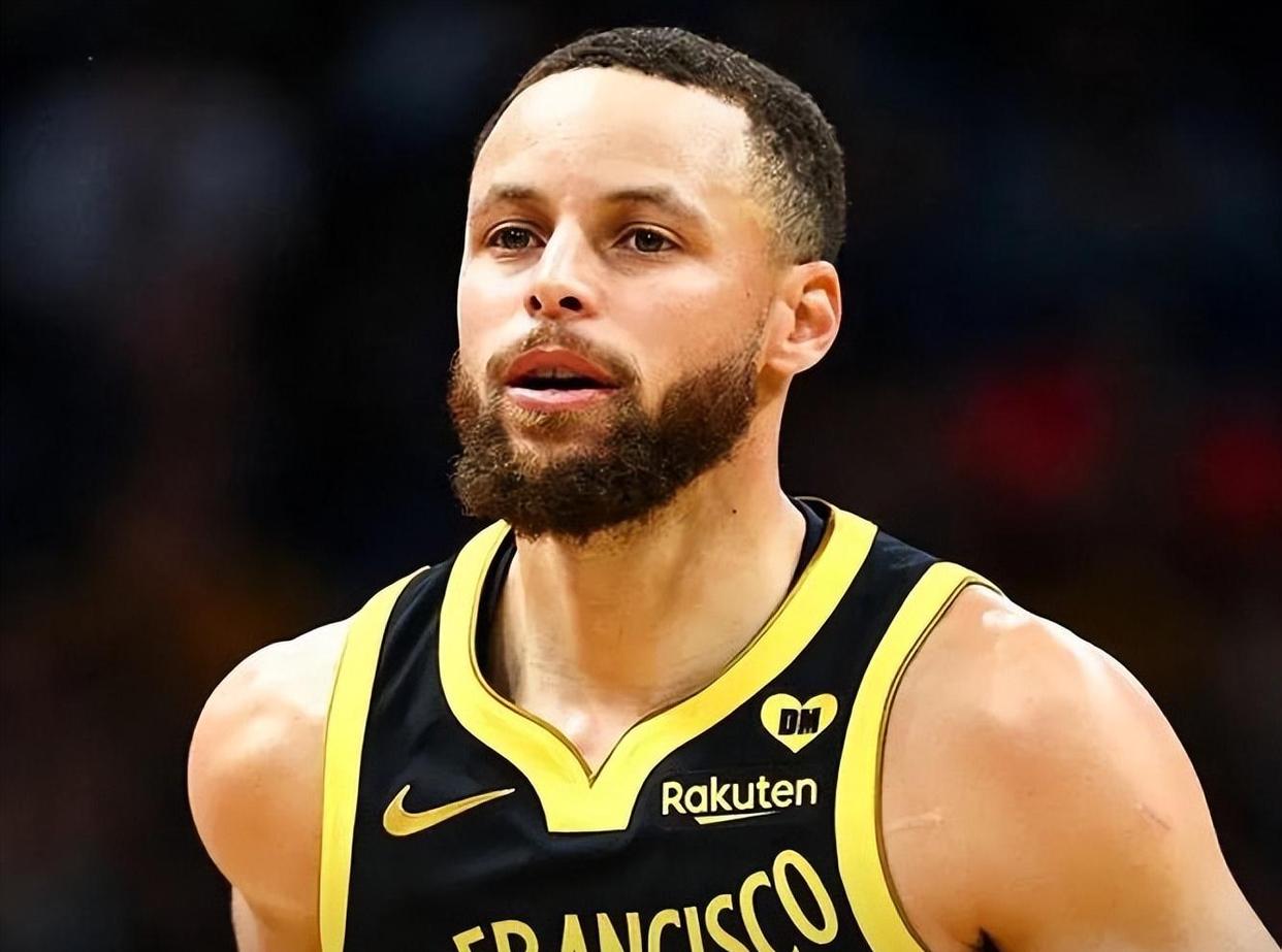 一号娱乐- 库里连续11场30+ 