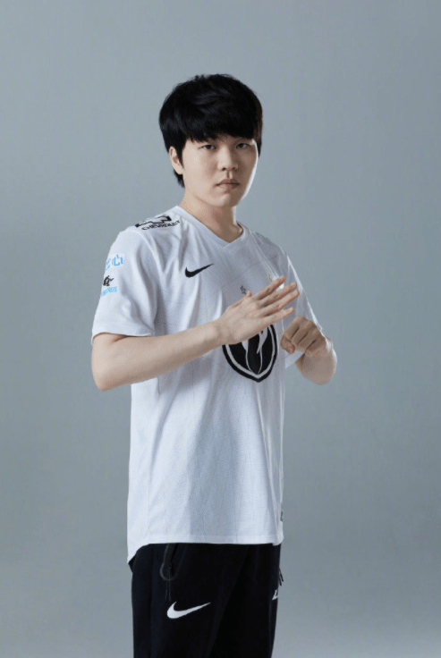 一号娱乐-Rookie回归赛场，高光表现首场状态亮眼，FPX观众沸腾！的简单介绍